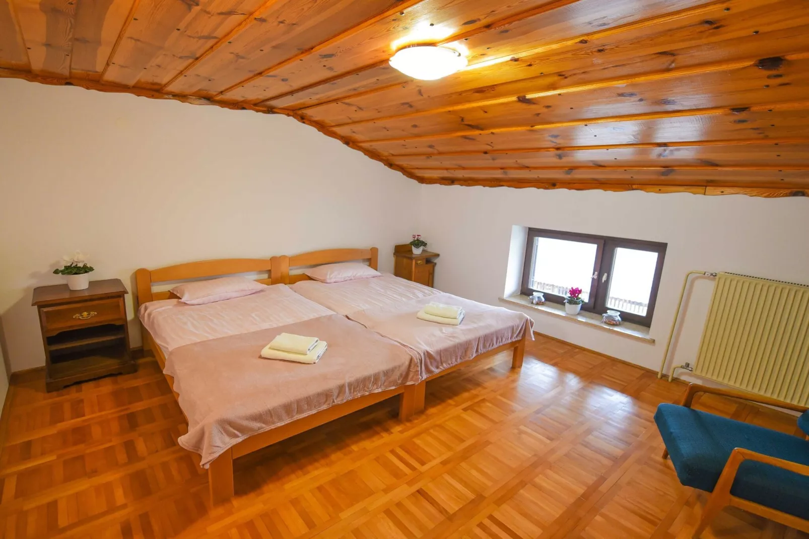 Cozy Luxe Holiday Home with Natural Thermal Bath - Seven Bedroom Holiday Home-Chambre