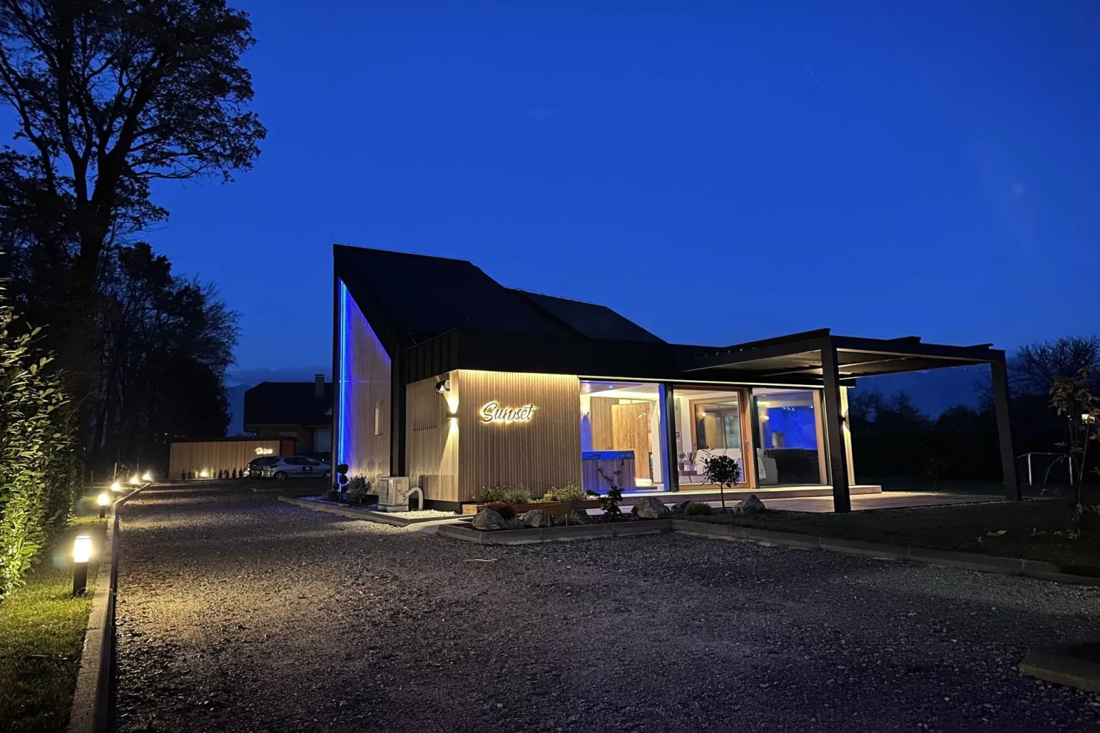 Elegant Warm Bliss Hideaway Escape Lodge - Holiday Home with Hot-Tub (owner Sunset)-Outdoor