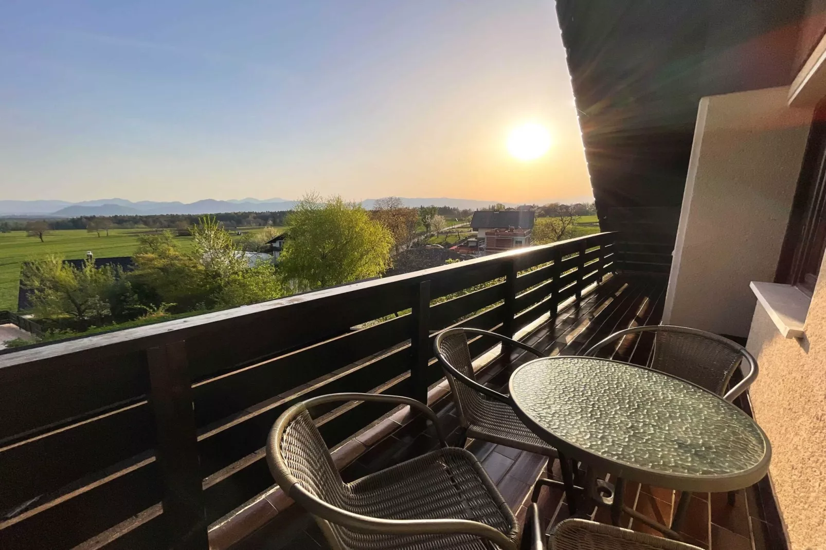 Vibrant and Charming Apartment with Balcony and Mountain View - Two Bedroom Apartment with Balcony and Mountain View-Terrace balcony