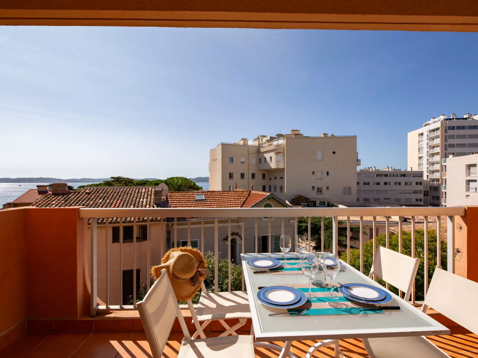 La Marjolaine-Outside