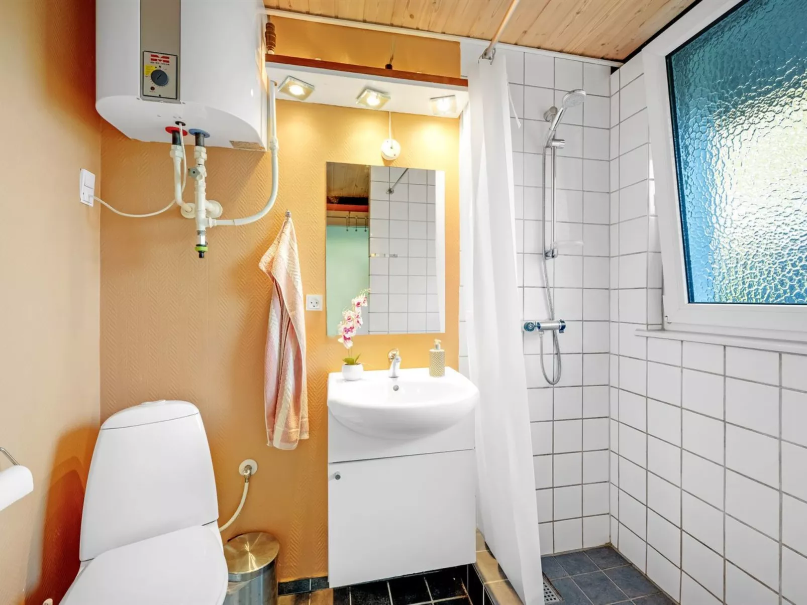 "Sjarlotte" - 400m to the fjord-Inside