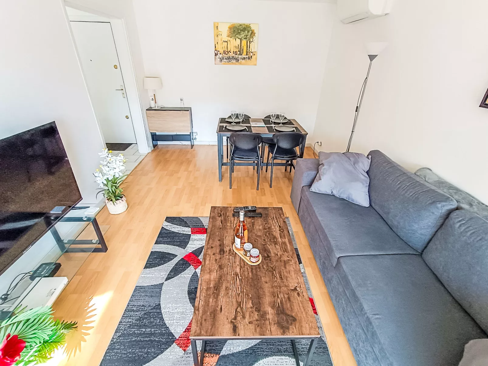 Port d'Attache-Inside