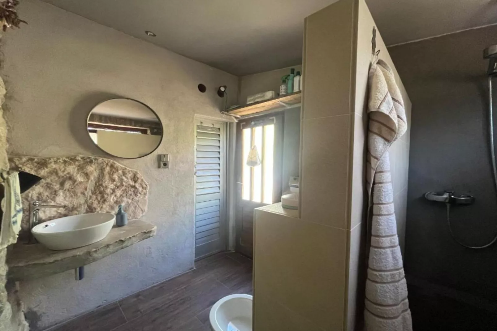 Romantic Stone House and Yard Near Stunning Beach - Two Bedroom Holiday Holiday Home  with  Patio and Terrace-Badezimmer