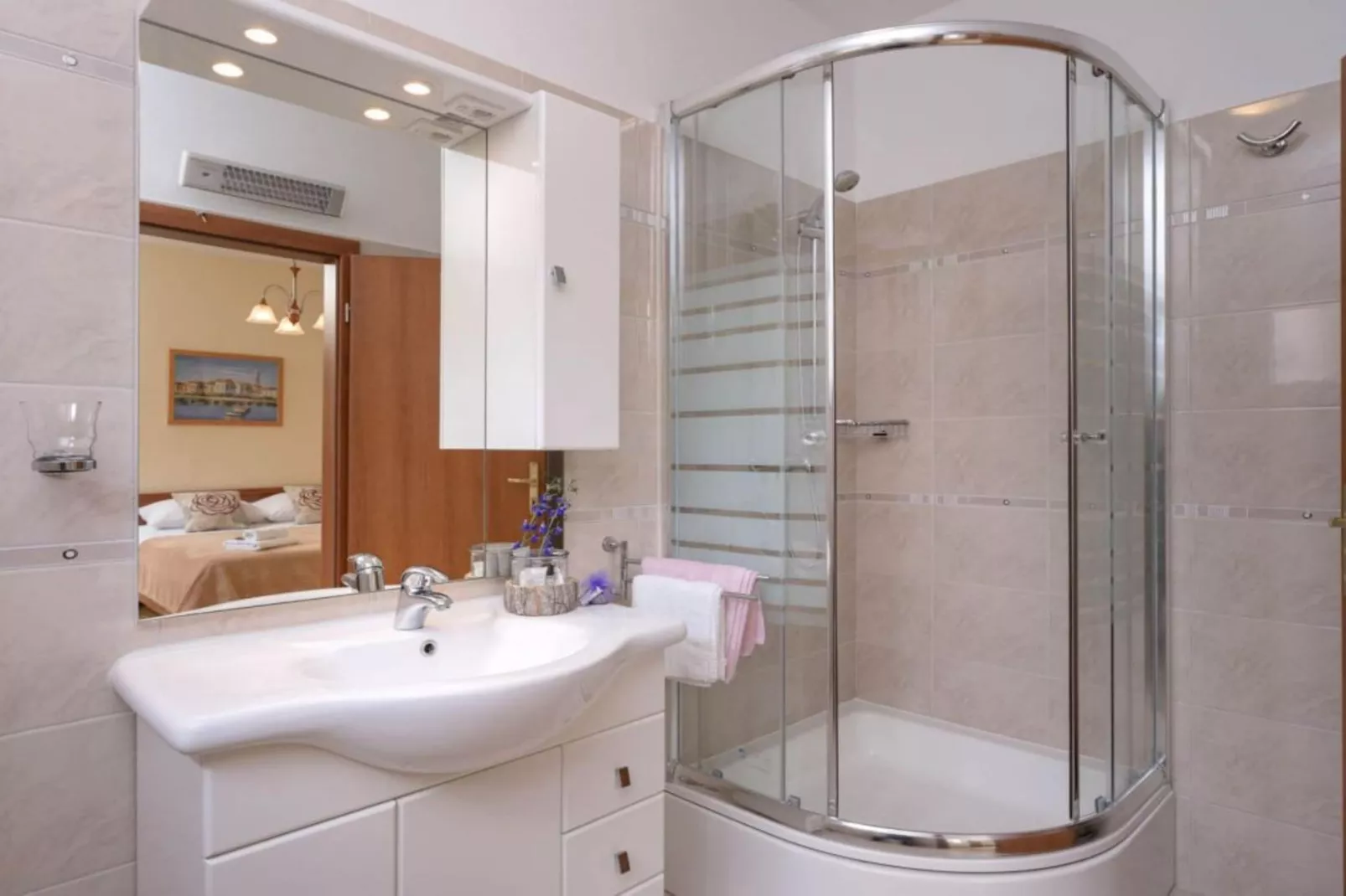 One Bedroom Apartment with Balcony 3-Badezimmer