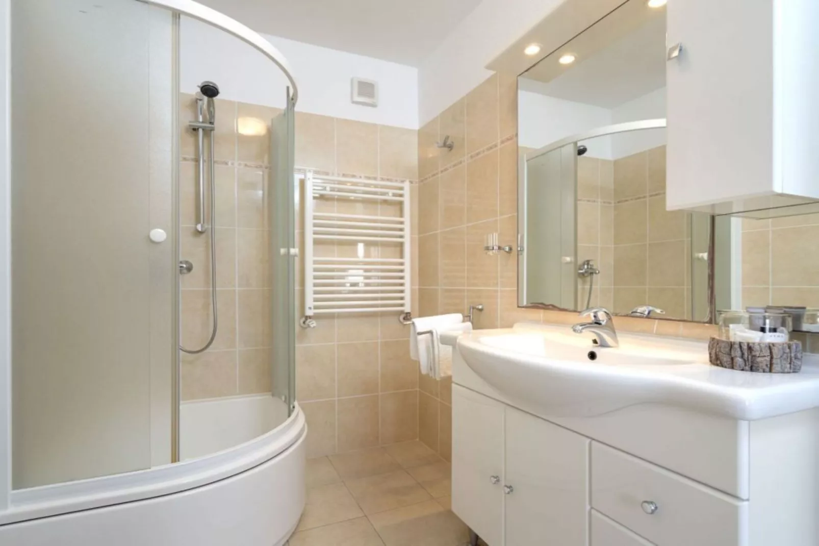 One Bedroom Apartment with Terrace and Sea View 4-Badezimmer