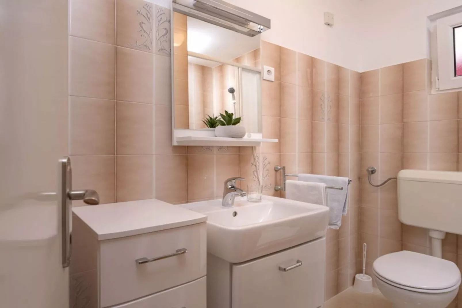 One Bedroom Apartment with Terrace 5-Badezimmer