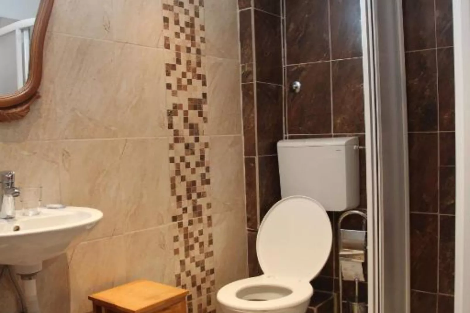 Quaint & Affordable Stay in Budva Traditional Stone House - Family Room 2-Badezimmer