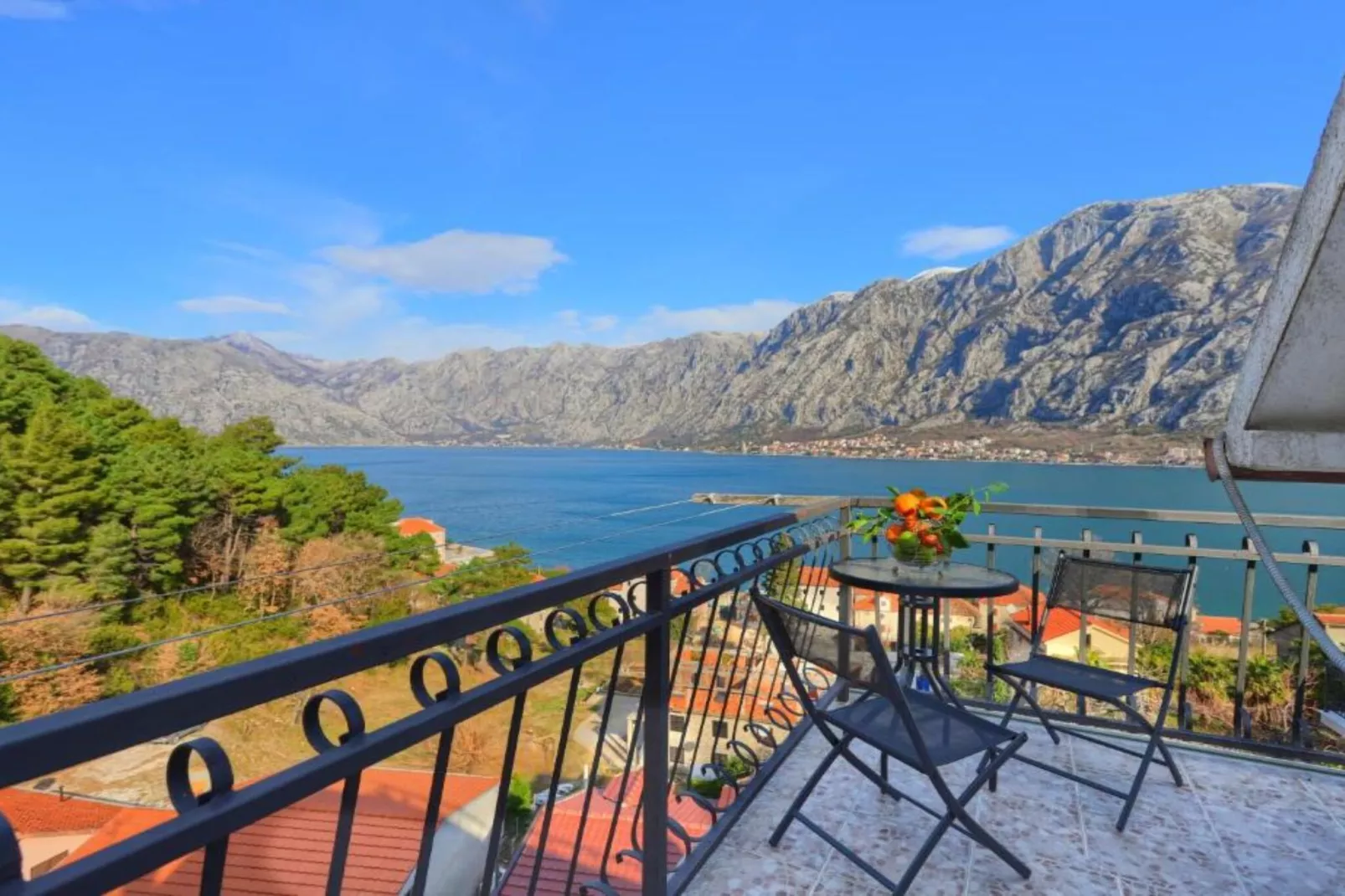 Charming Kotor Bay Retreat Just Steps from the Beach - Two Bedroom Apartment With Sea View-Terrasse/Balkon