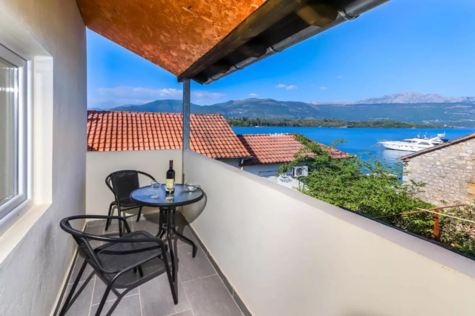 Beachfront Escape – Steps from the Crystal-Clear Sea - One Bedroom Apartment 2-Terrasse/Balkon