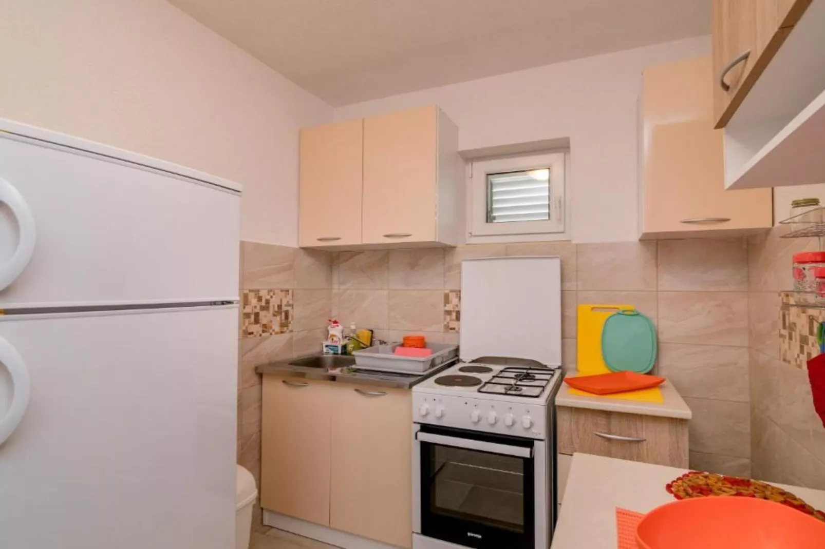 Tranquil Retreat with Private Pool in Lustica Bay - One Bedroom Apartment with Balcony and Sea View 1-Cuisine