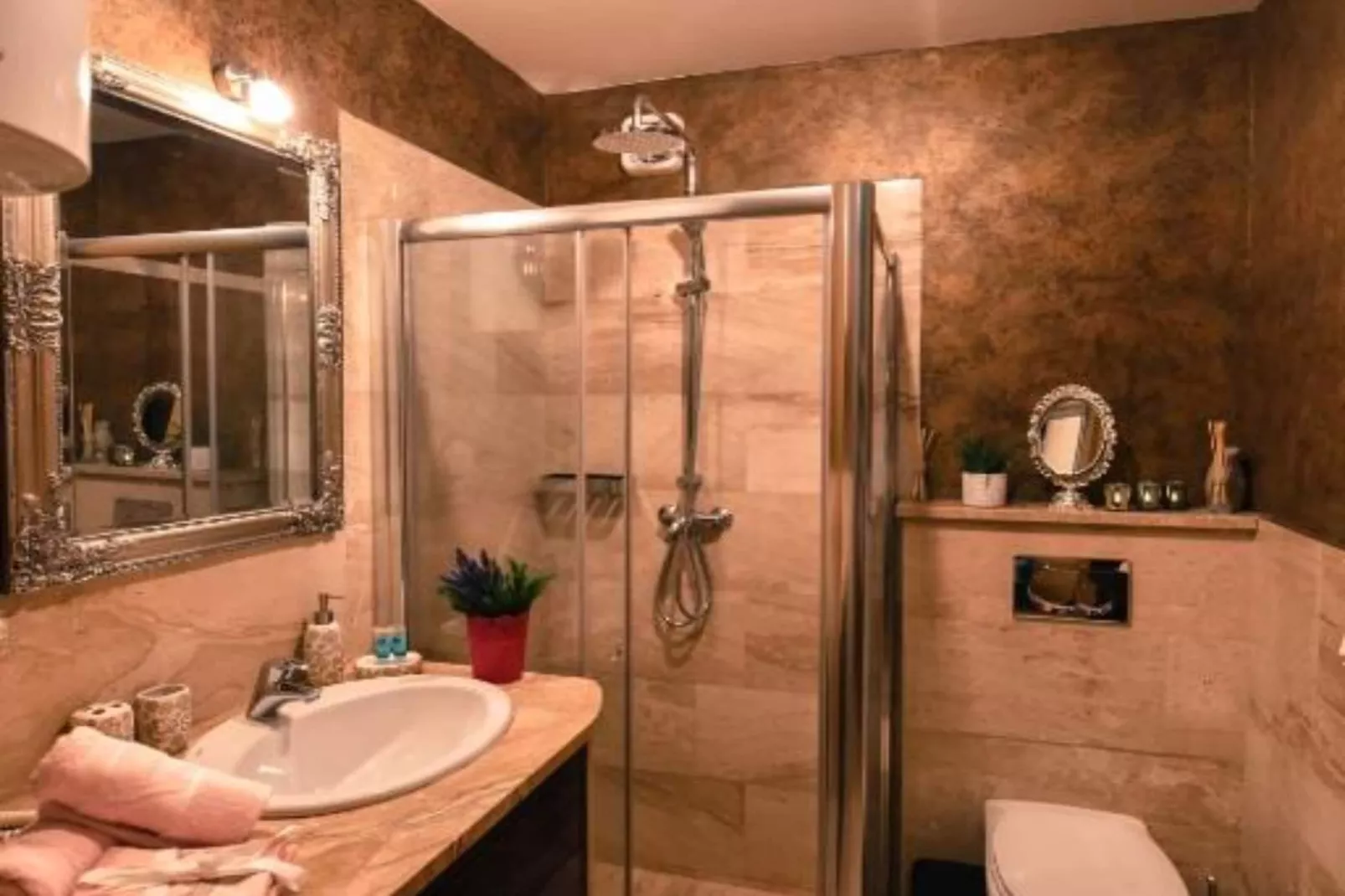 Chic Budva City Retreat - Studio Apartment with Balcony-Badezimmer