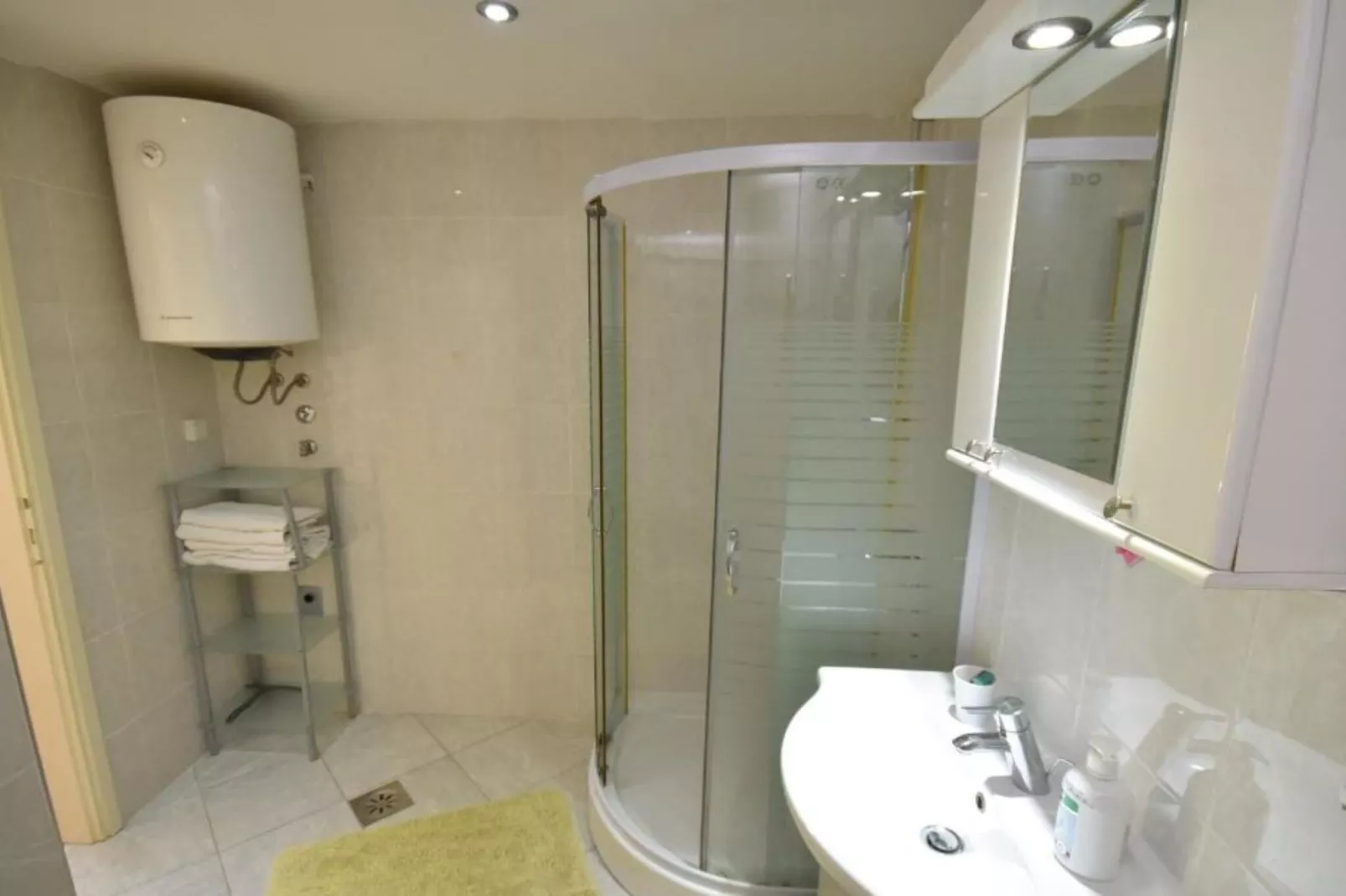 Cozy Igalo Retreat Ideal for Families - Two Bedroom Apartment-Bathroom