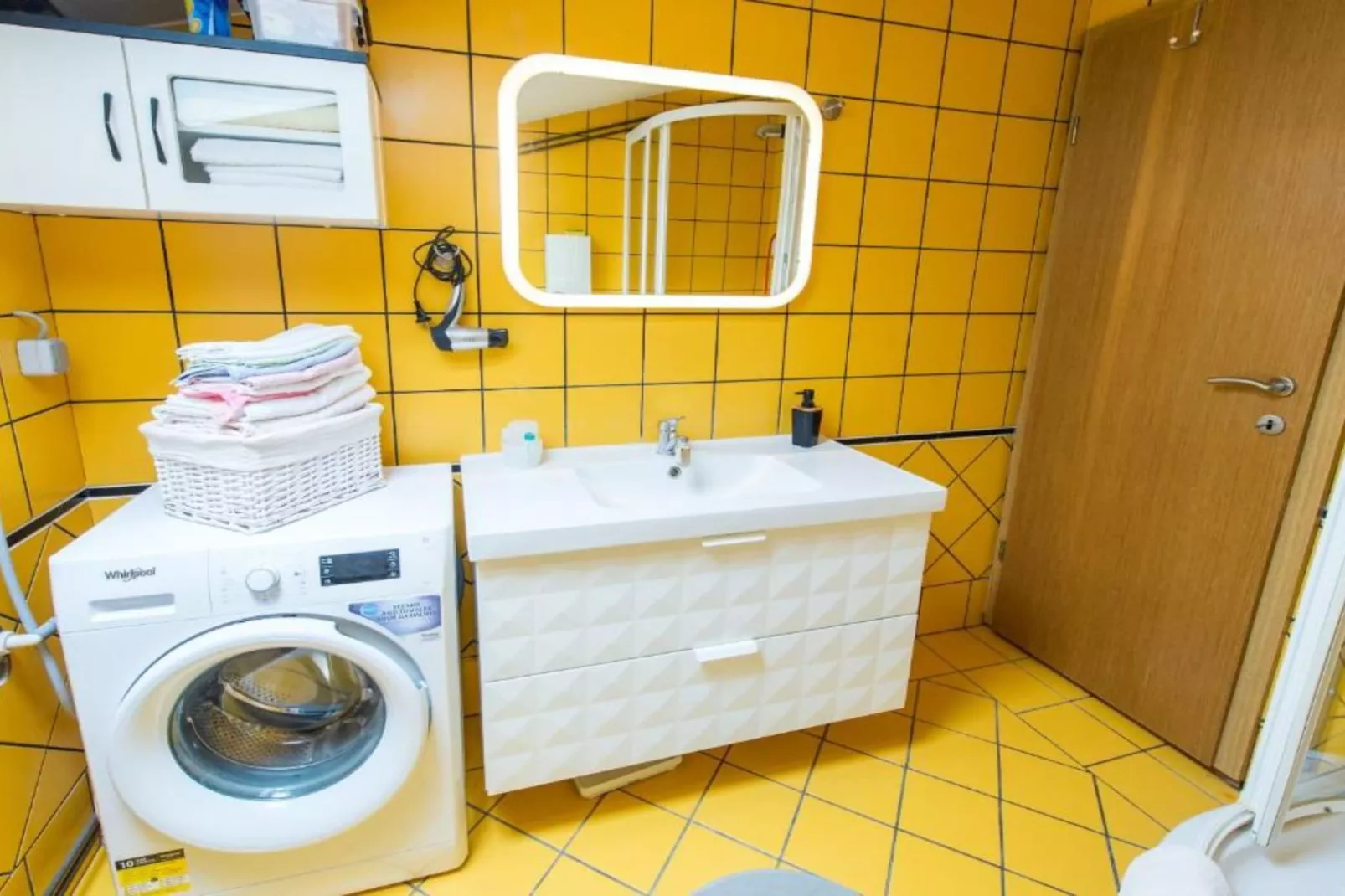 One-Bedroom Apartment With Lake View-Badezimmer