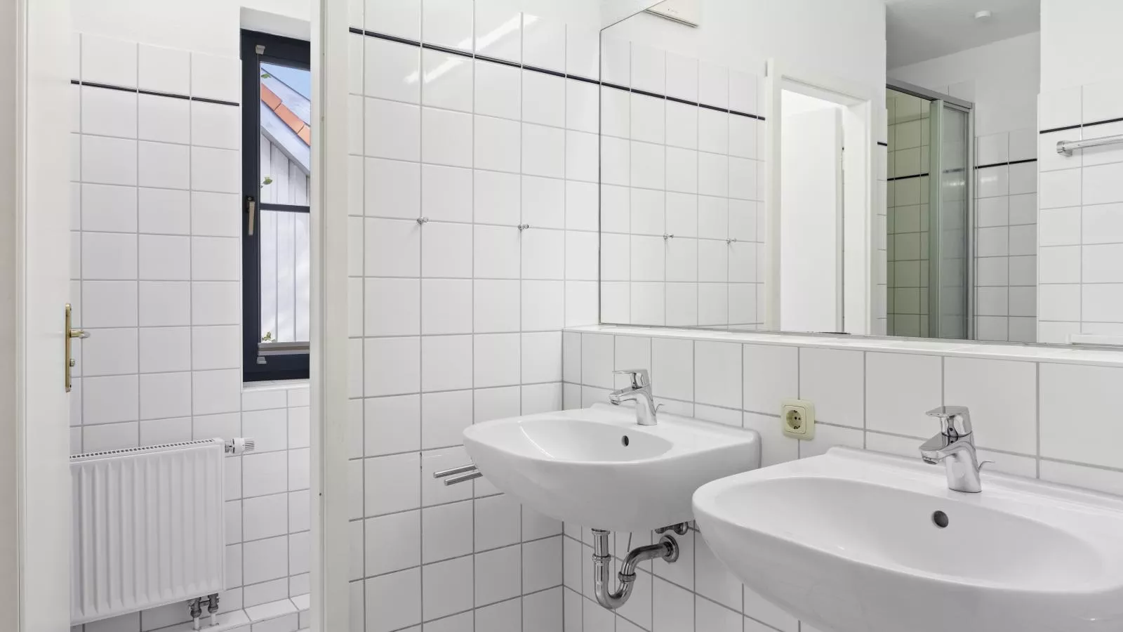 Papillon 11-5-Bathroom