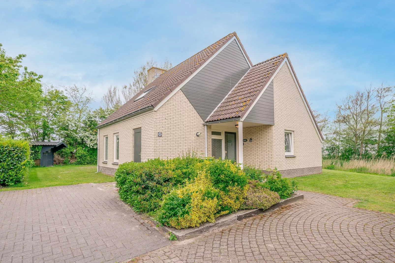 Kamperfoelie 45-Exterior in summer