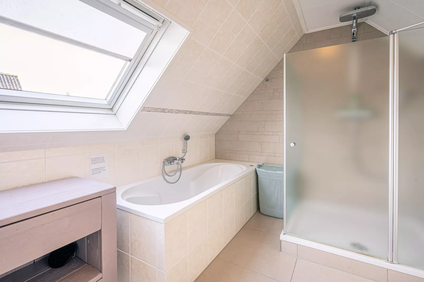 Kamperfoelie 47-Bathroom