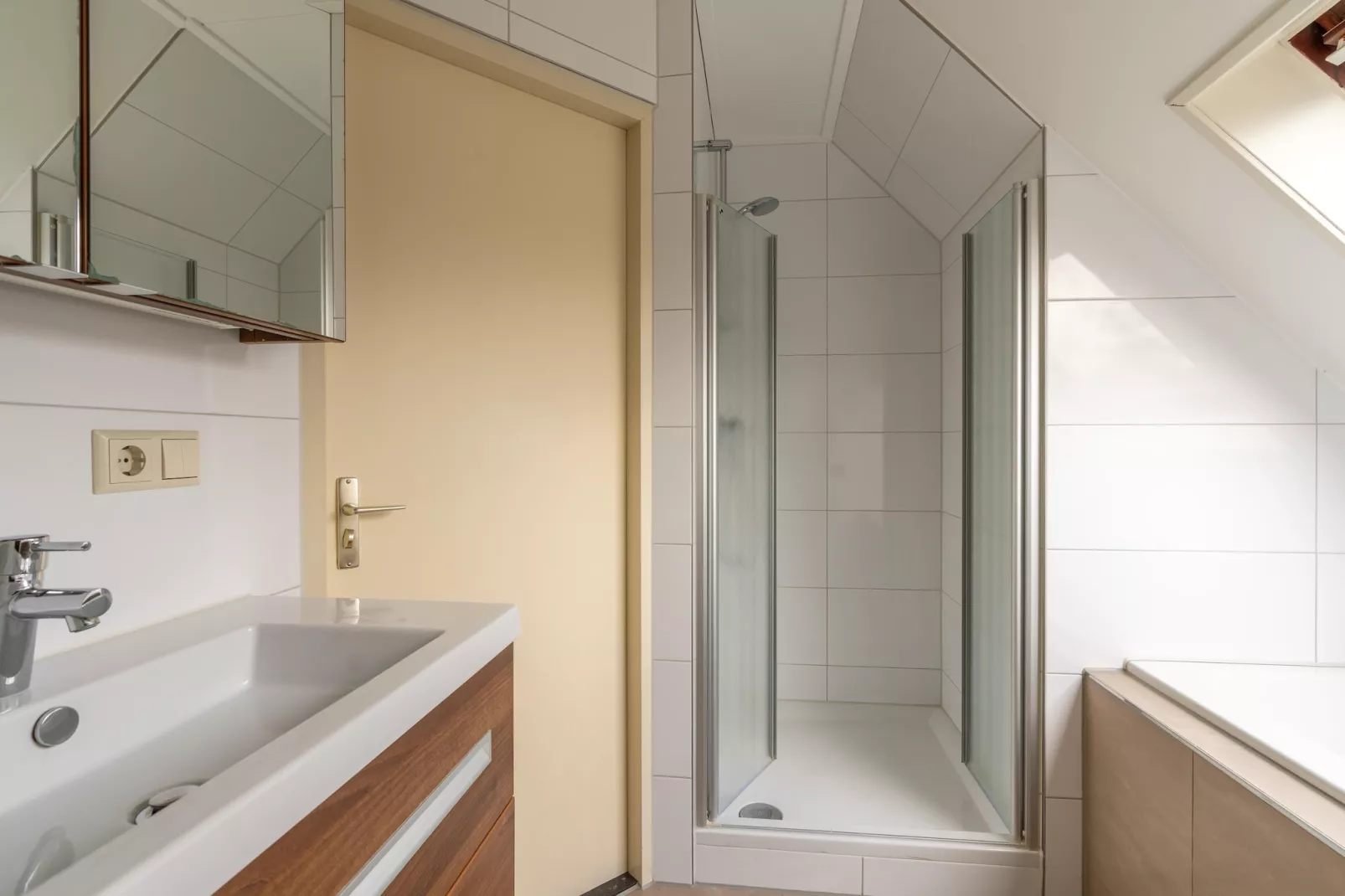 Kamperfoelie 51-Bathroom