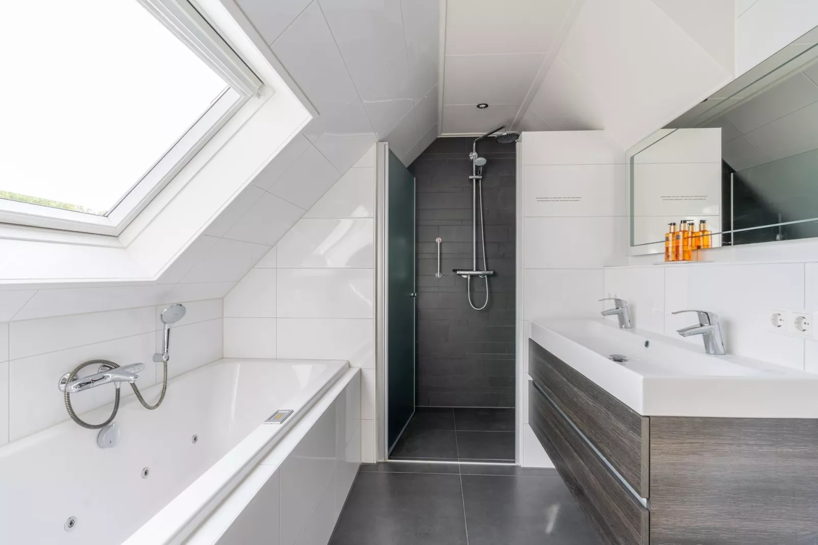 Kamperfoelie 67-Bathroom