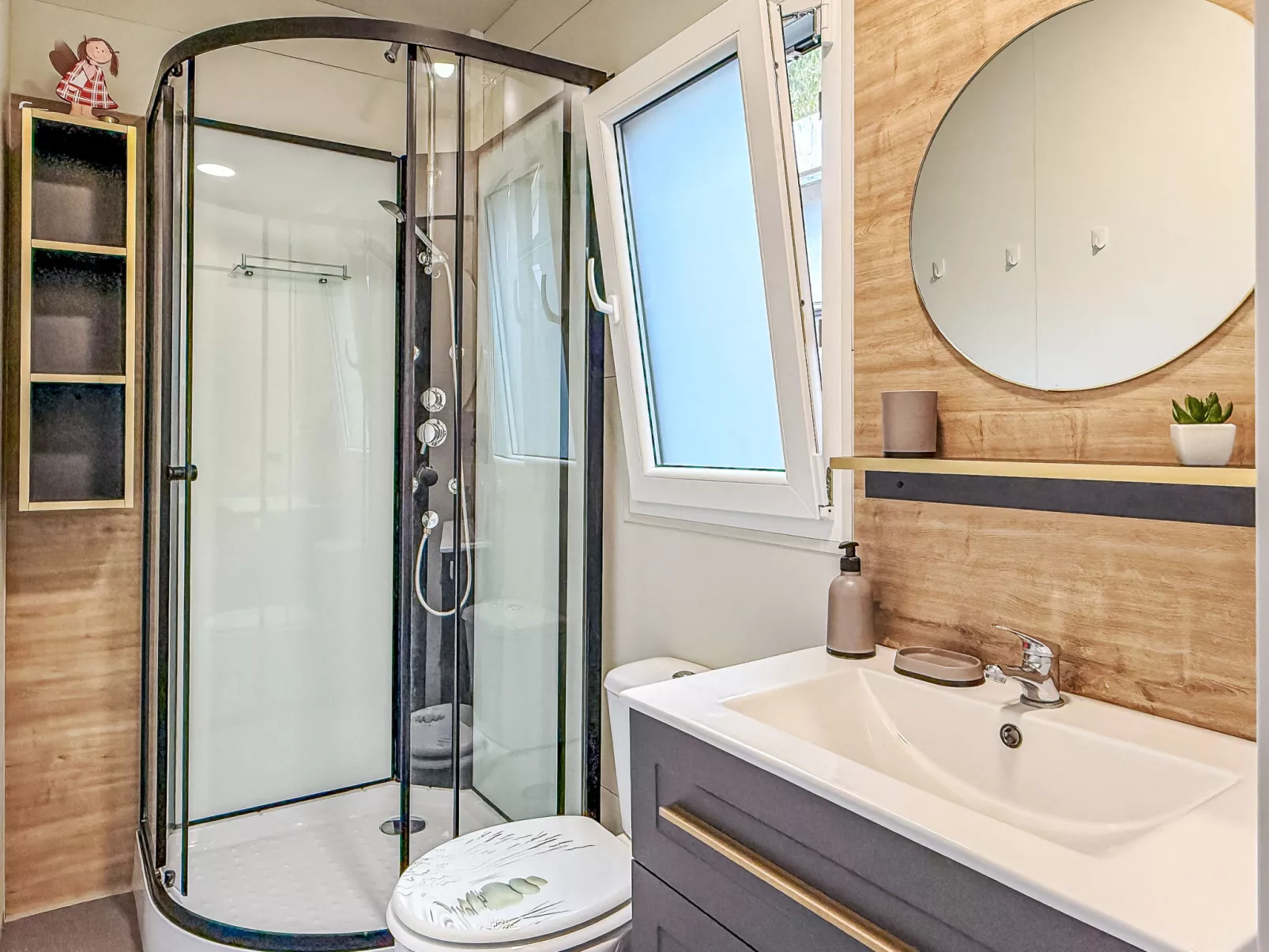 Hosekra Hišica-Inside