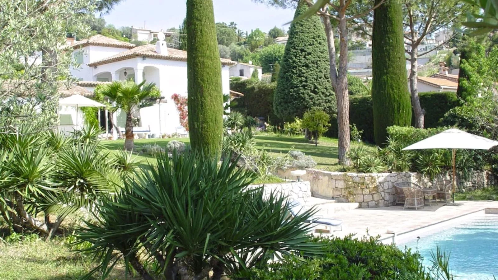 Les Palmiers-Gardens in summer