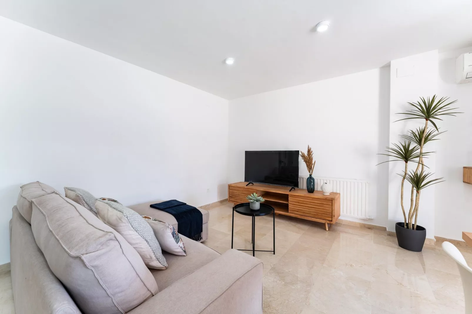 CT 393 - Faro's Soulrise Rooftop - Marbella Beach-Living room