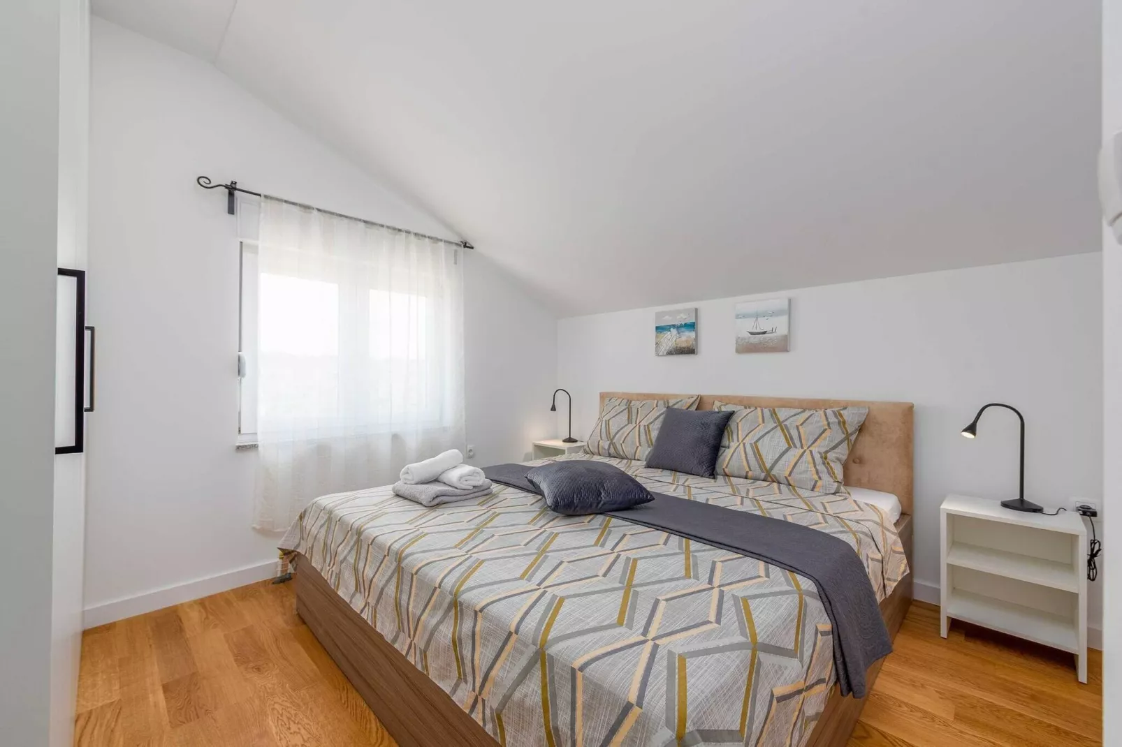 Villa Pezer with heated pool & sauna-Chambre