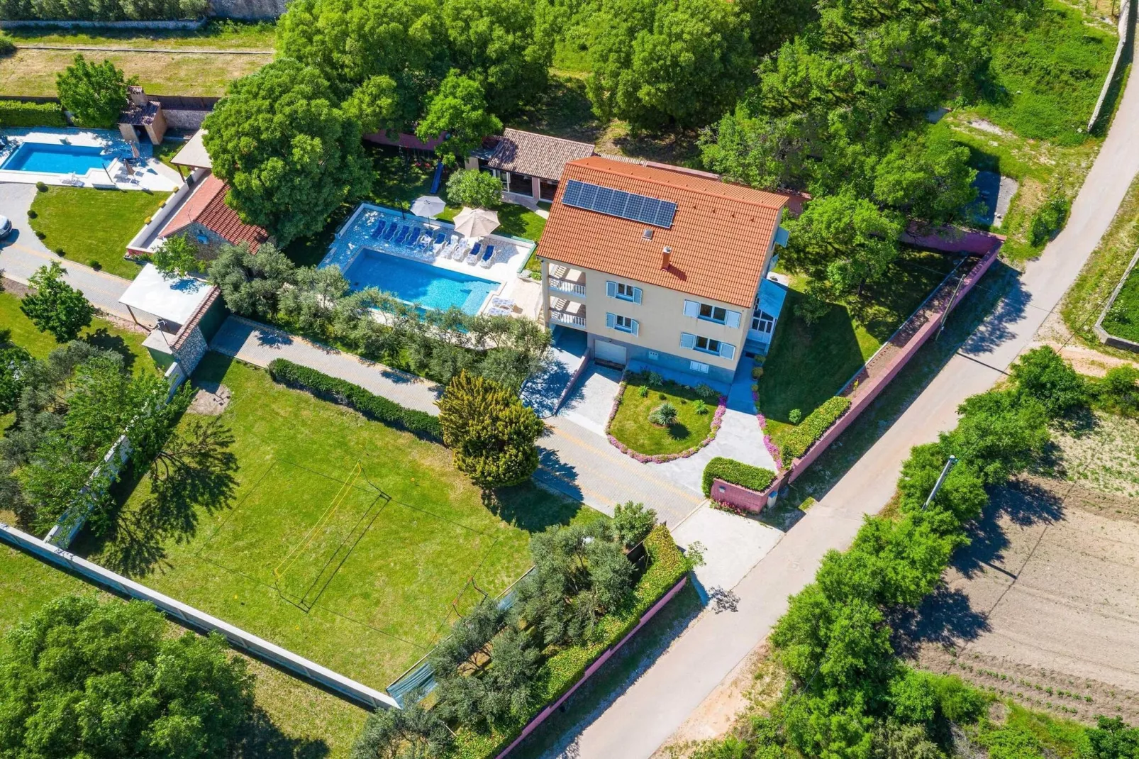 Momo´s Paradise-Exterior in summer