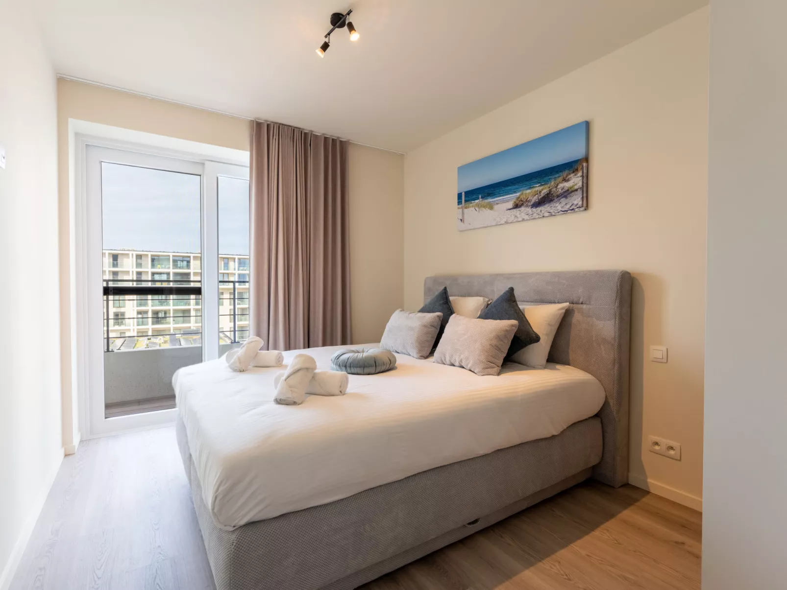 The Waves with parking-Dedans