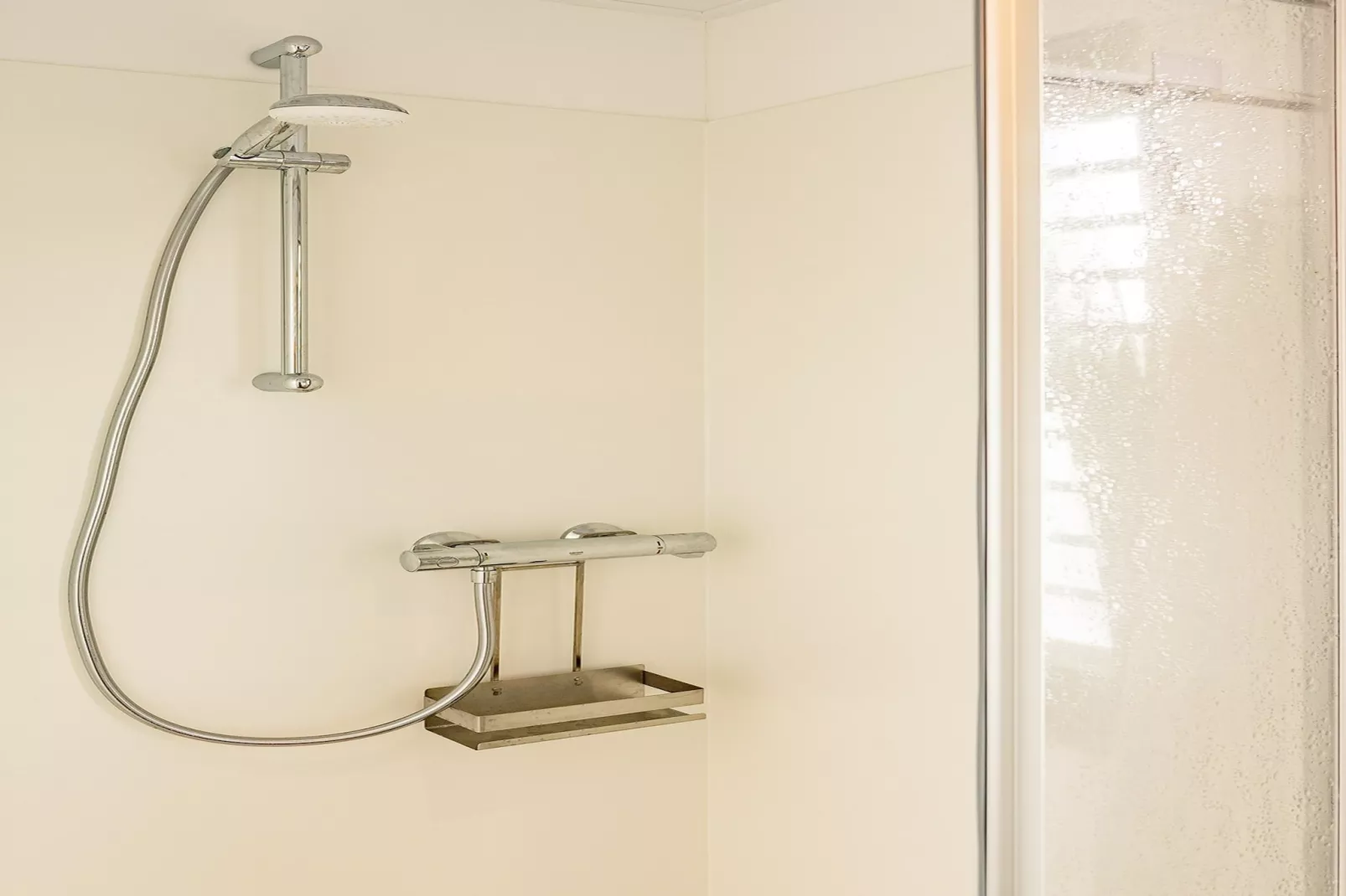 Hausboot in Zehdenick-Badezimmer