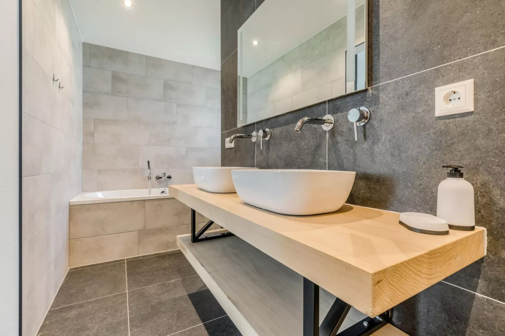 Farm Lodge 669-Bathroom