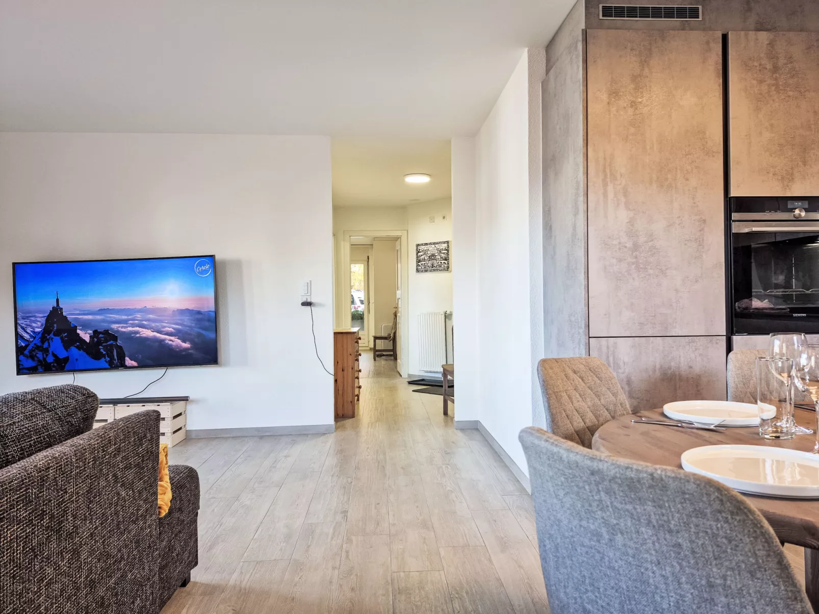 Ambassador 2/1-Inside