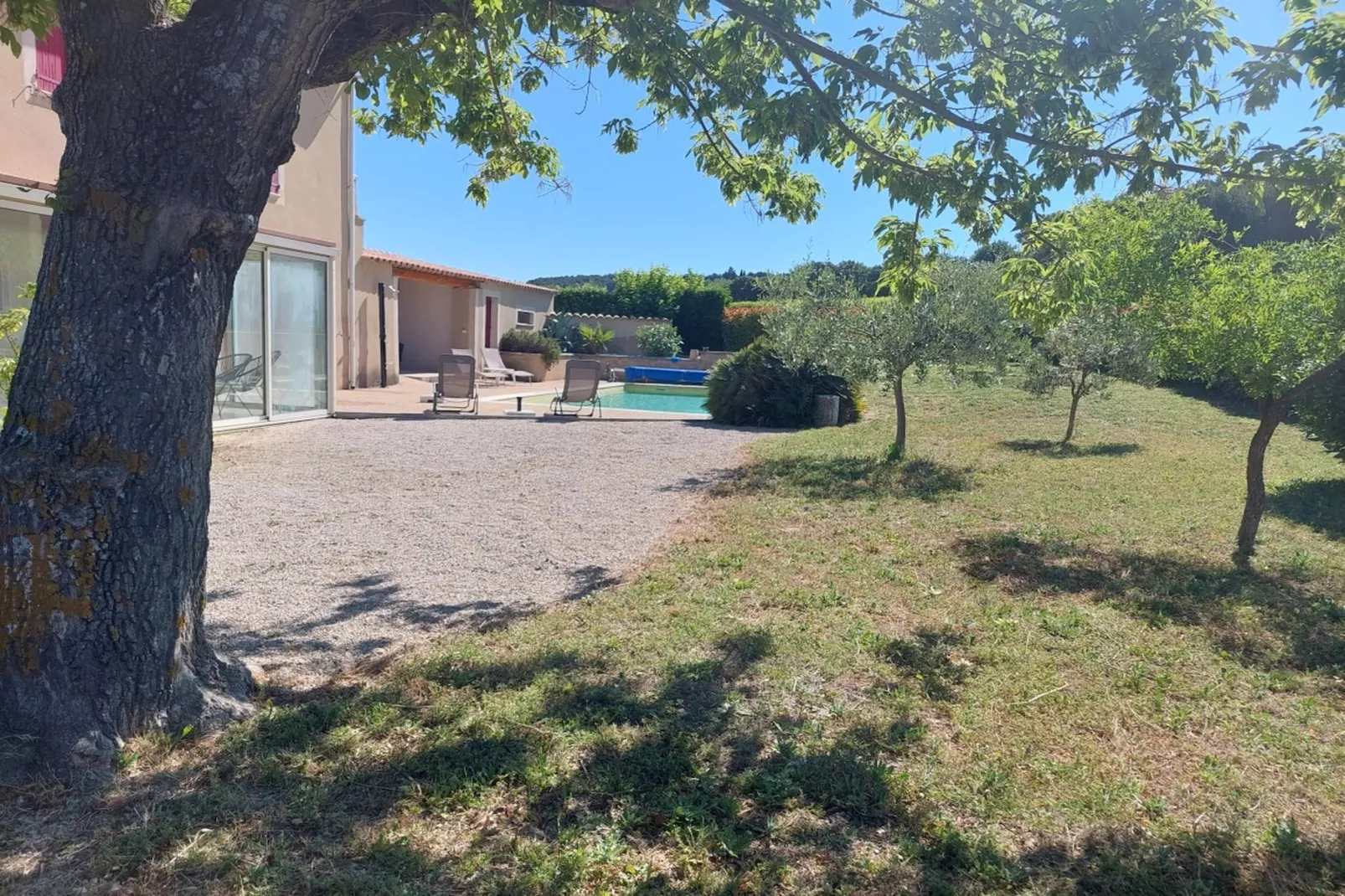 L'O Verte-Gardens in summer