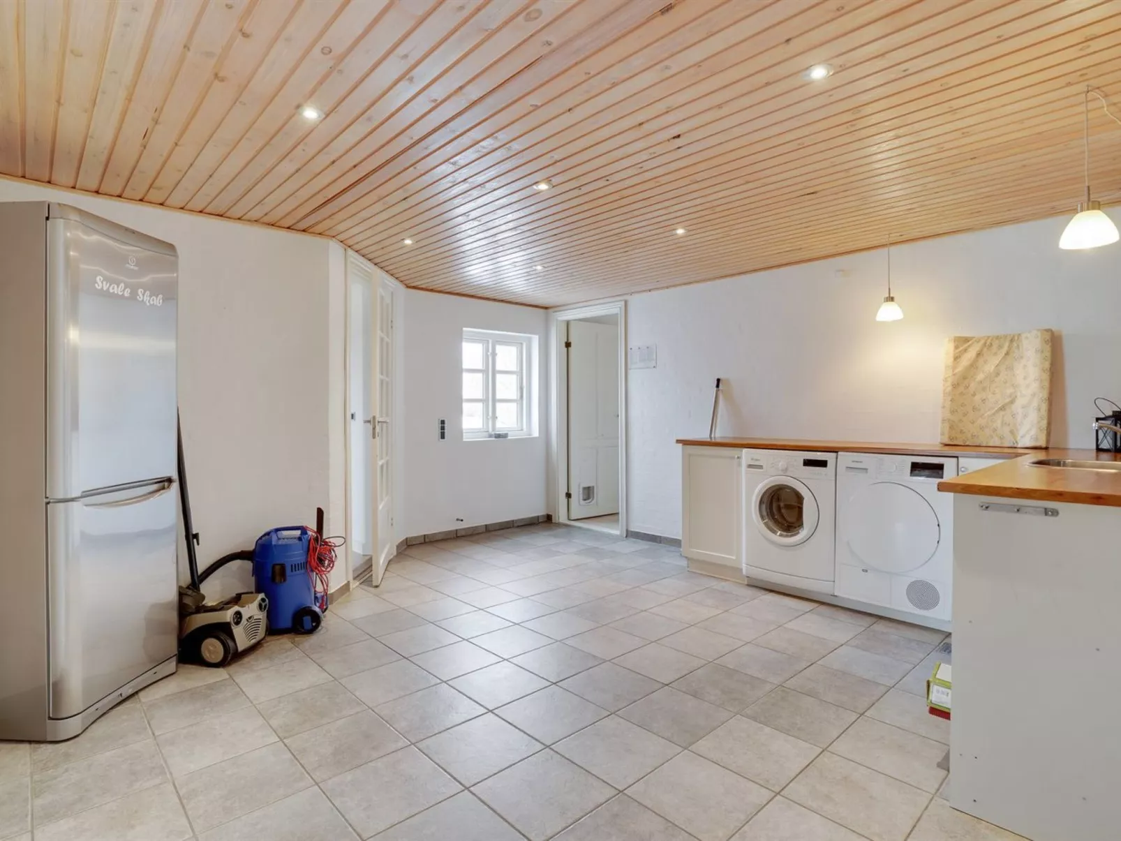 "Folkar" - 3km to the fjord-Inside