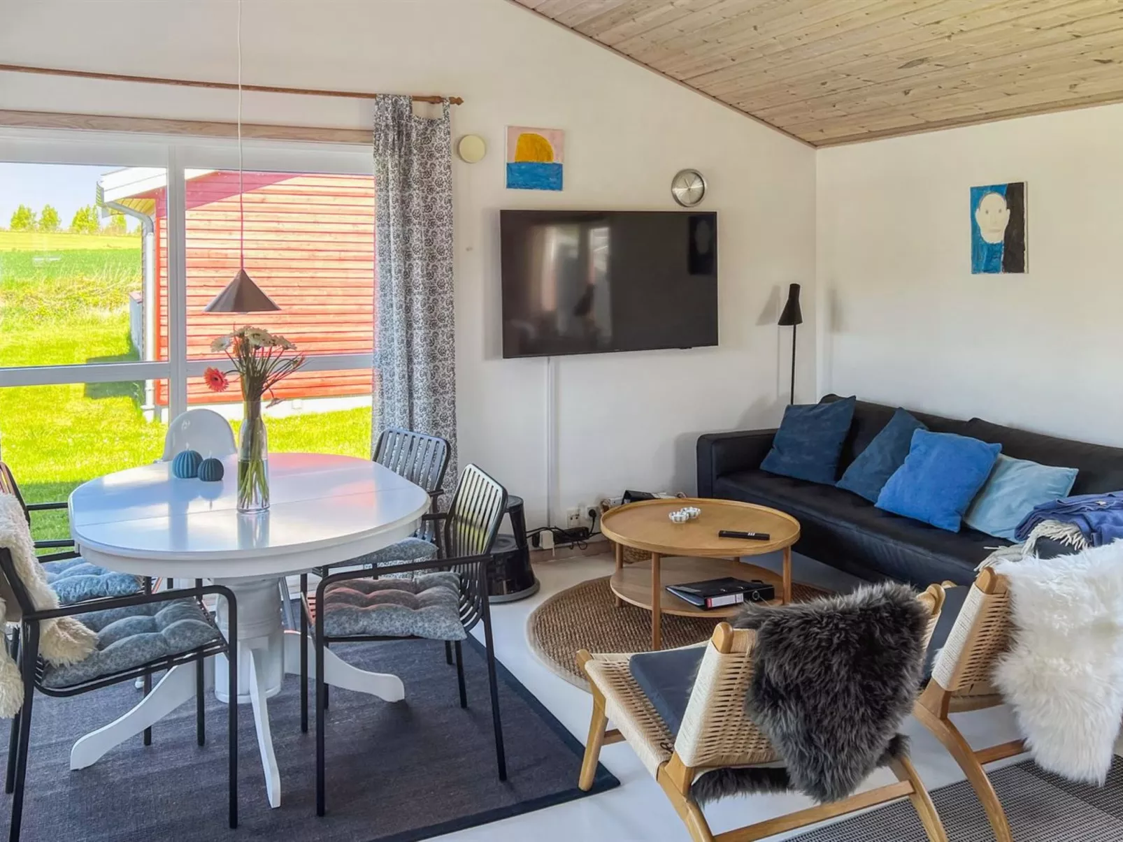 "Carlie" - 2.8km from the sea-Inside