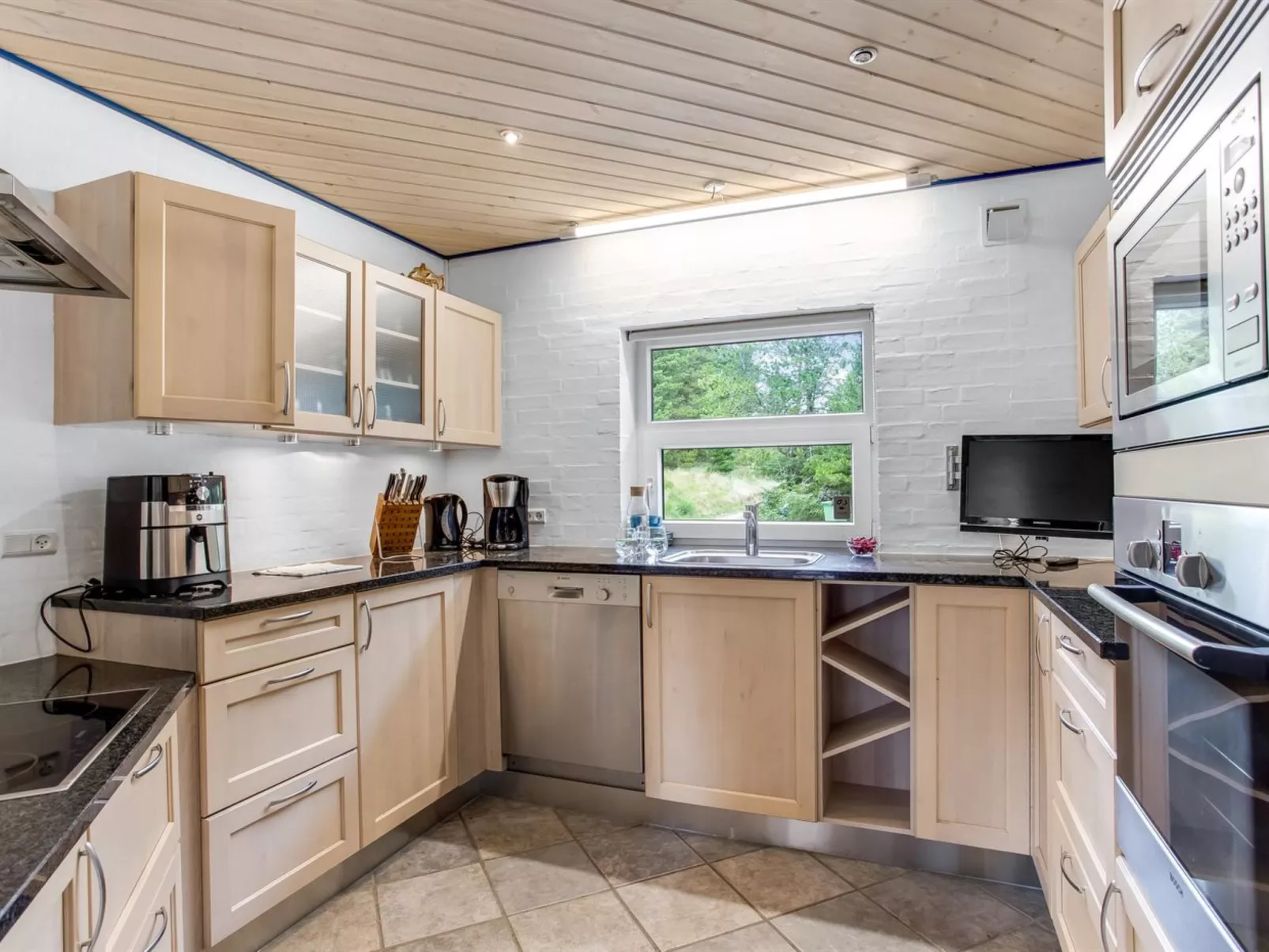 "Sjamme" - 1.2km from the sea-Inside