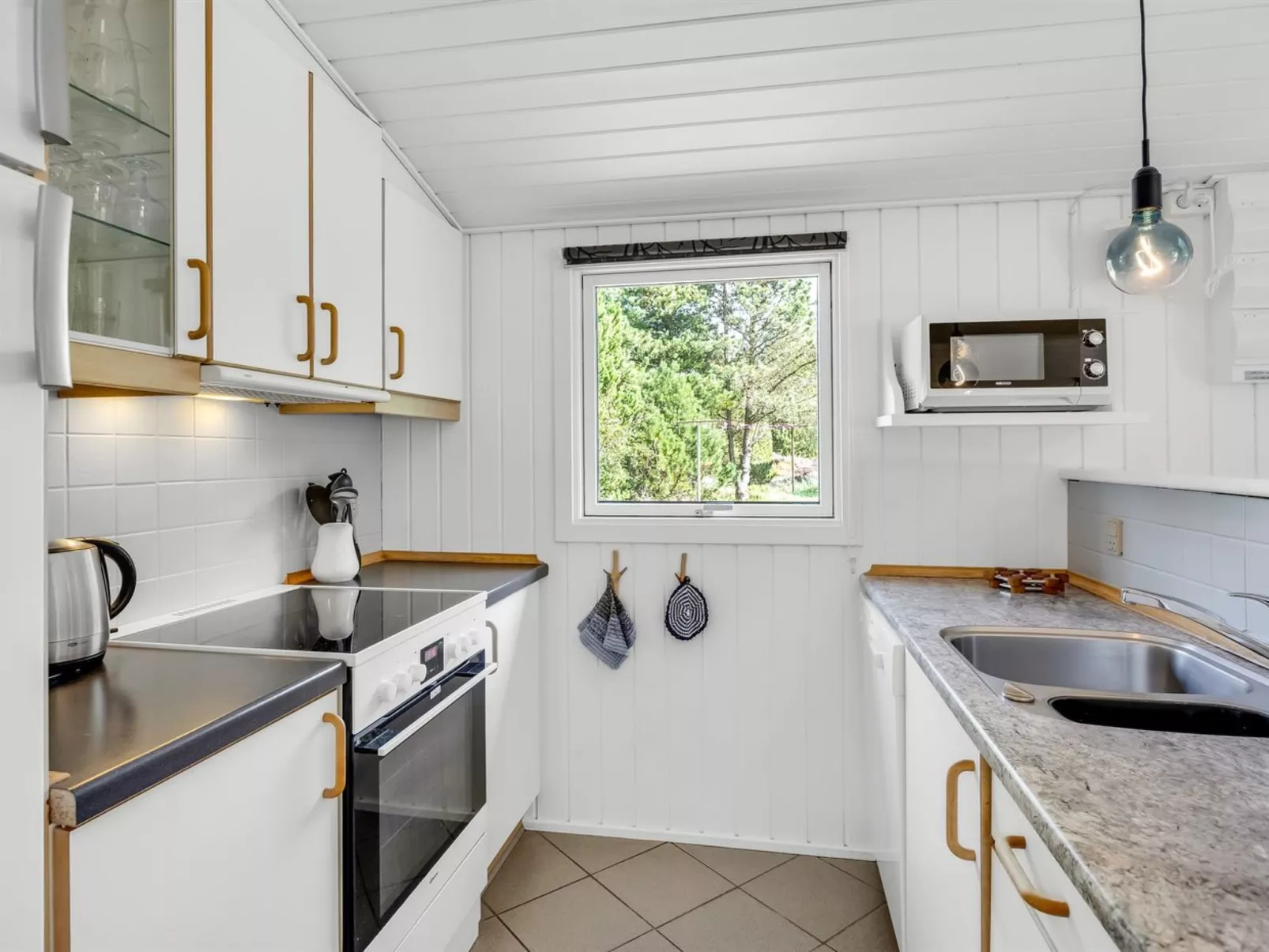 "Roald" - 2.2km from the sea-Inside