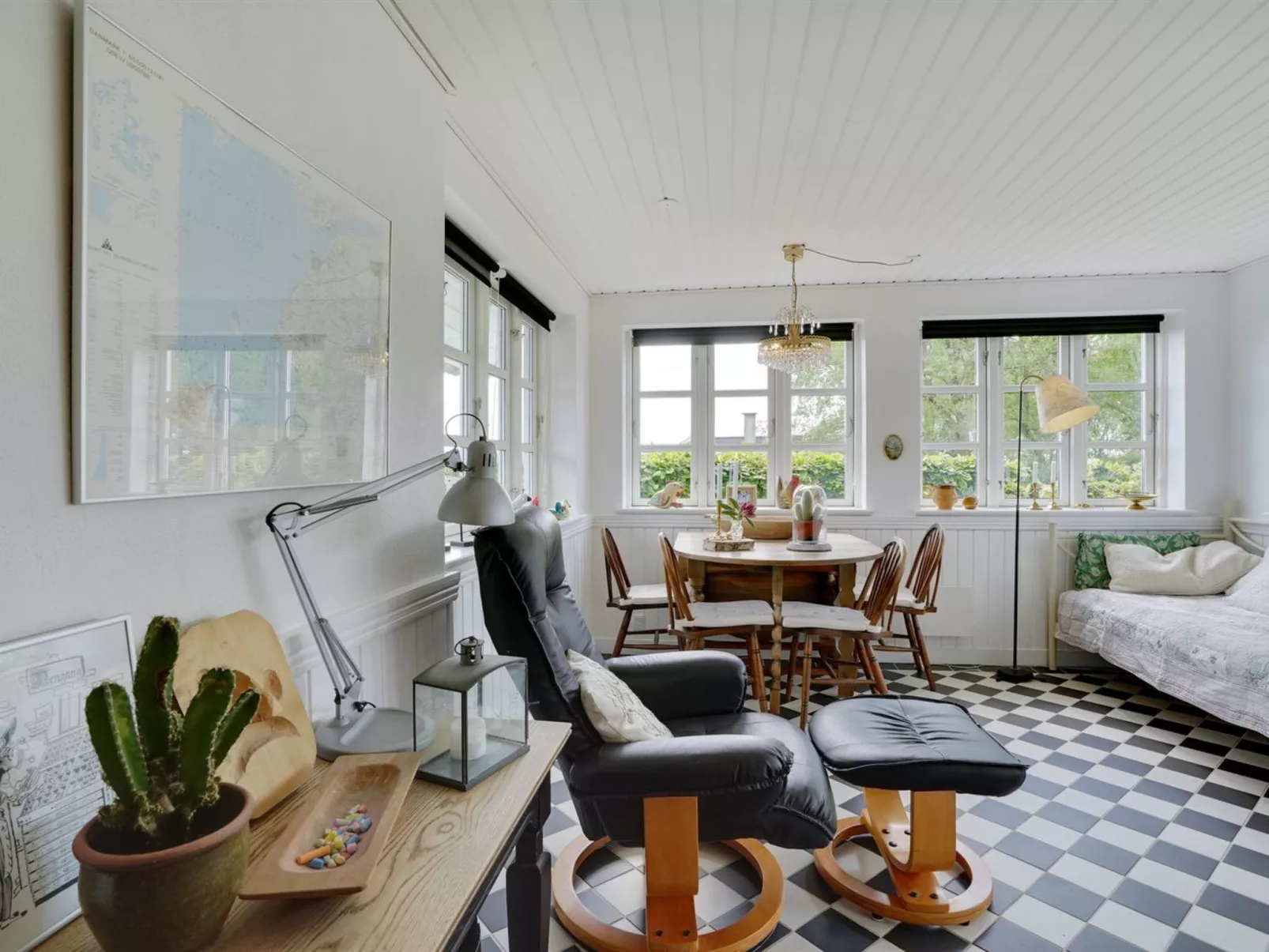 "Tamer" - 500m to the fjord-Drinnen