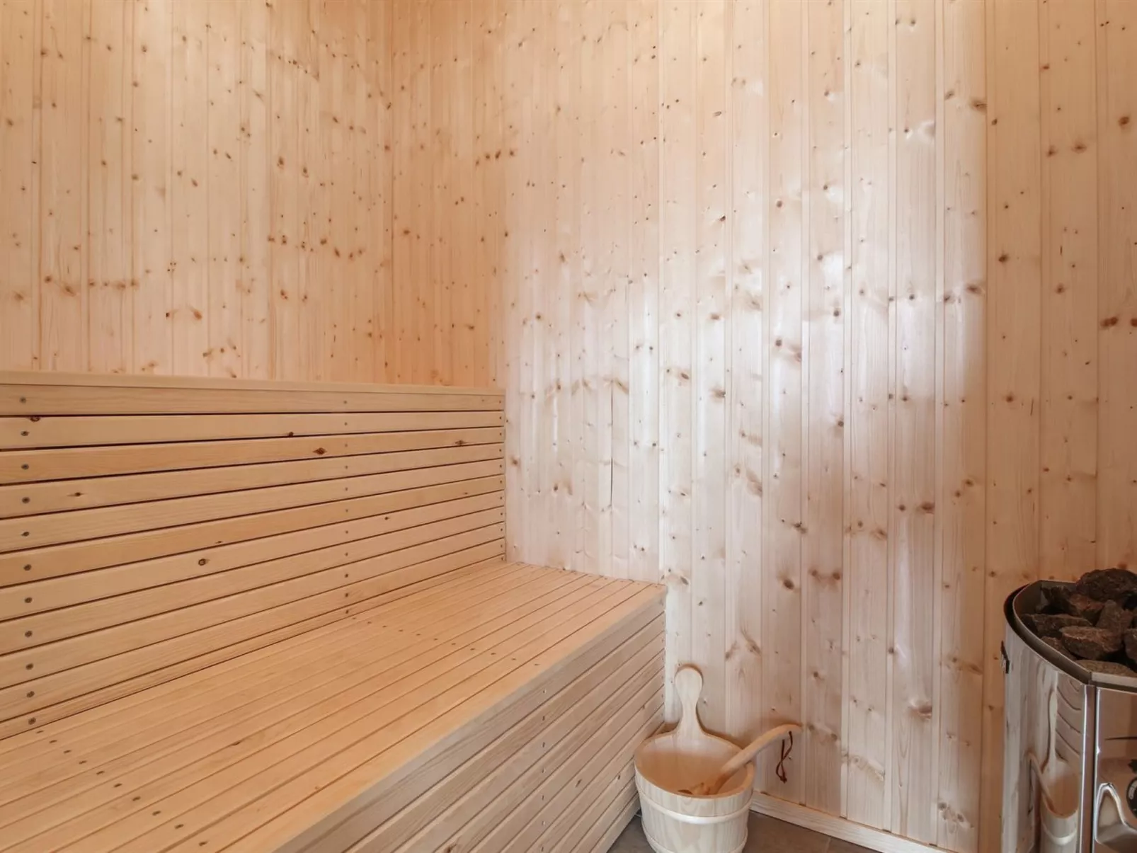 "Fannie" - 250m from the sea-Inside