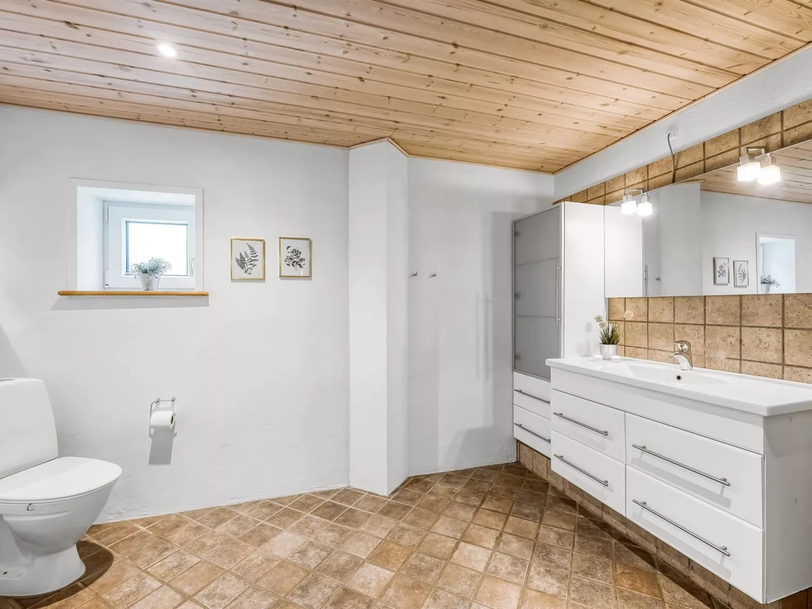 "Ginny" - 300m to the fjord-Inside