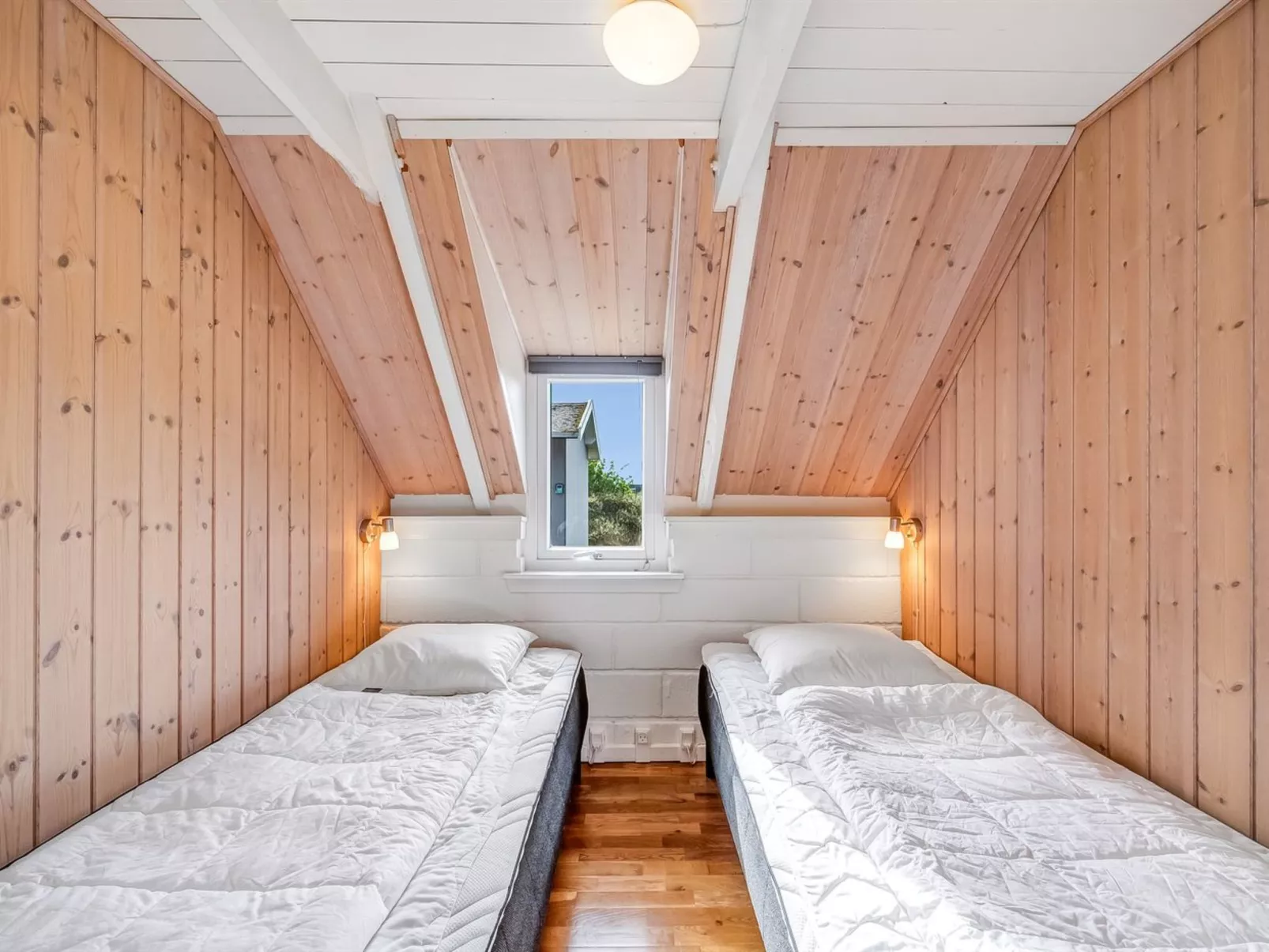 "Hemfrith" - 800m to the fjord-Dedans