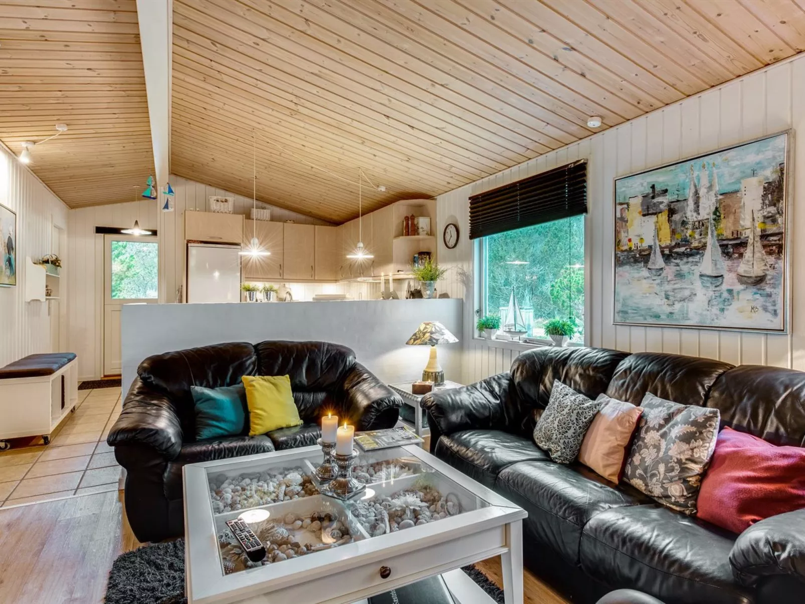 "Emeline" - 1.7km from the sea-Inside