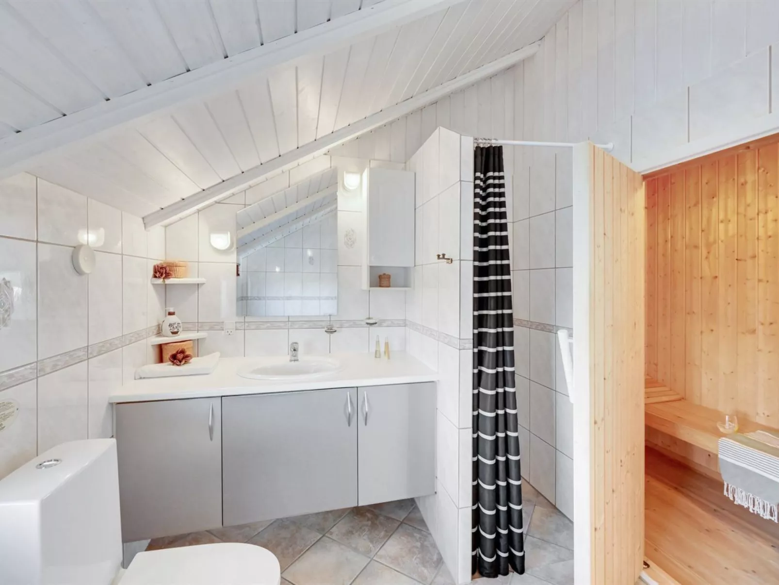 "Cyrill" - 250m to the fjord-Dedans