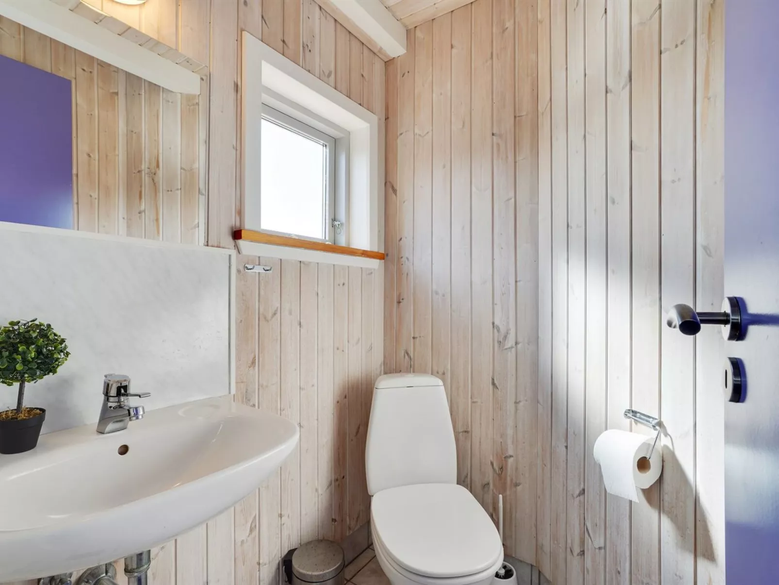 "Øde" - 350m from the sea-Inside