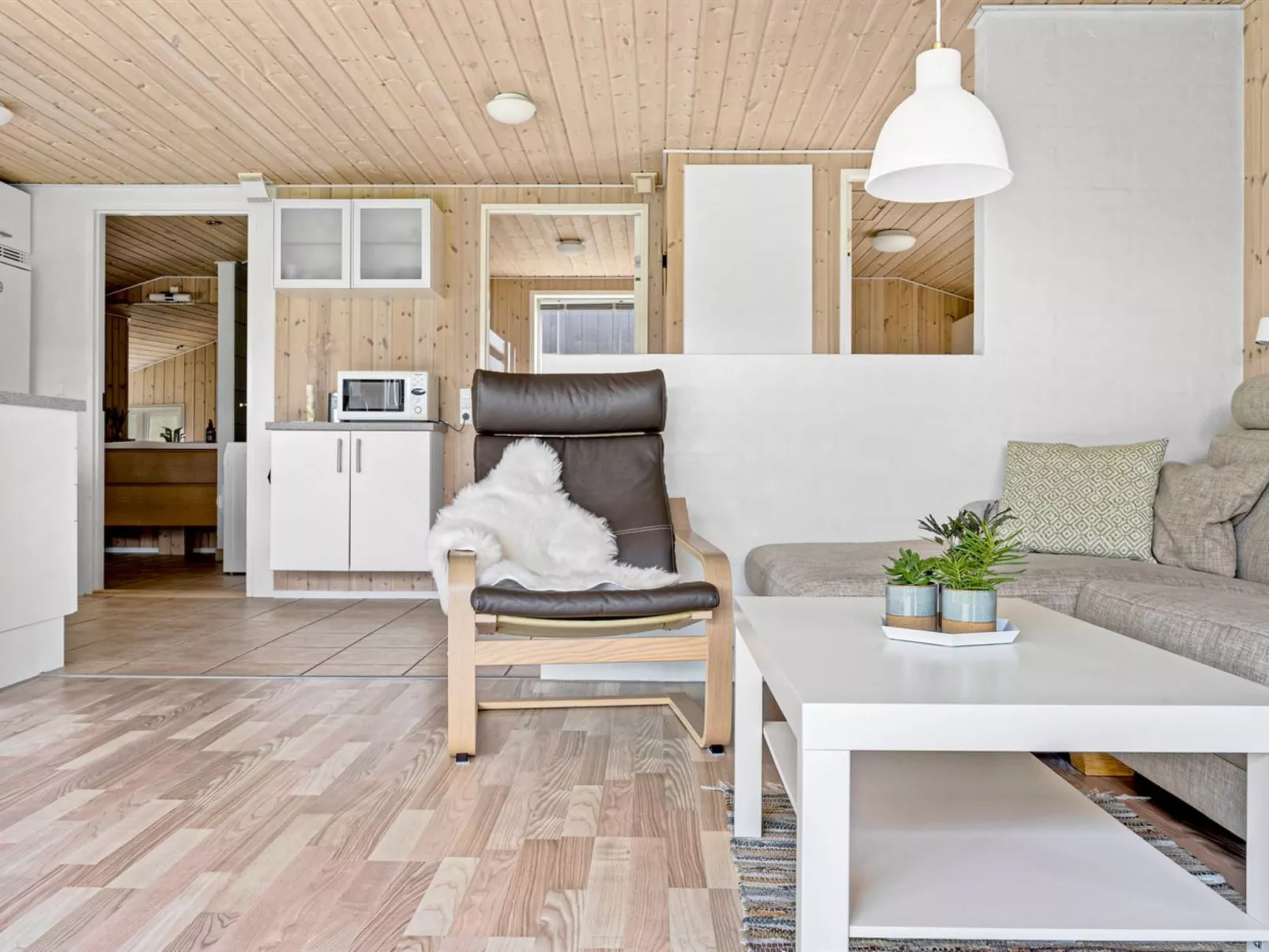 "Into" - 400m from the sea-Drinnen