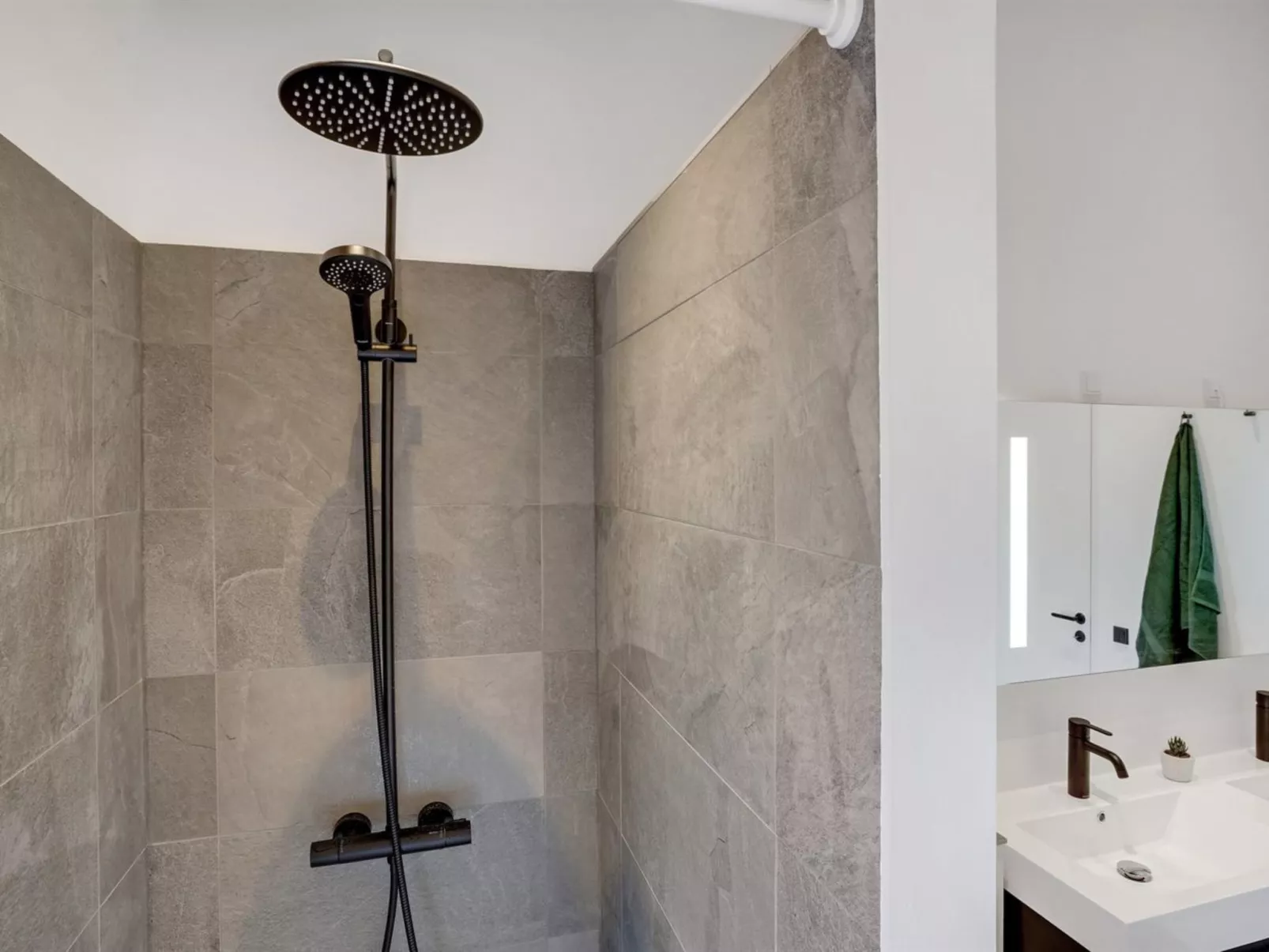 "Moreen" - 1.5km from the sea-Inside