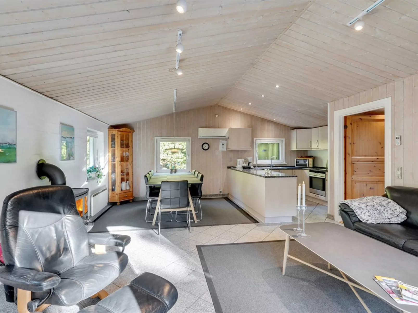 "Jul" - 900m from the sea-Dedans