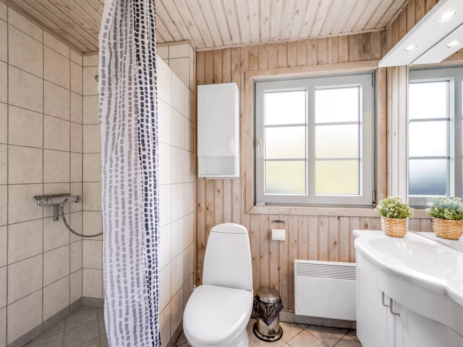 "Dina" - 200m to the fjord-Inside