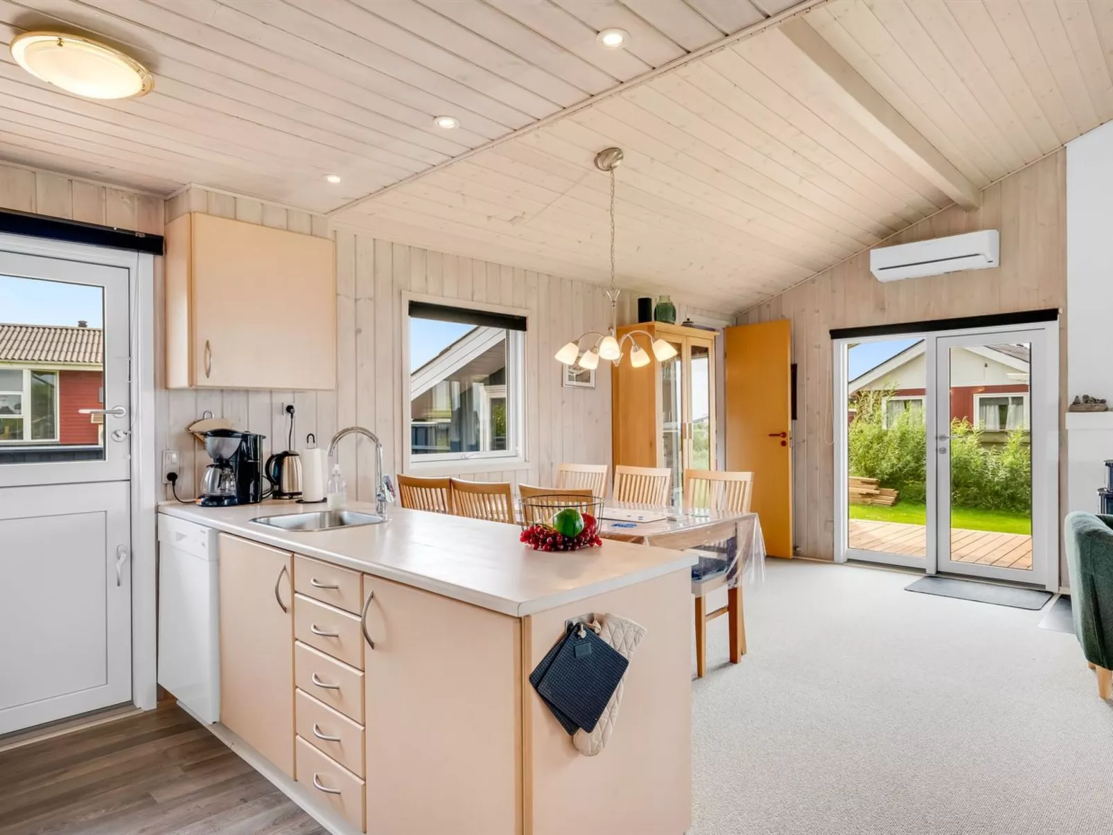 "Titta" - 150m to the fjord-Dedans