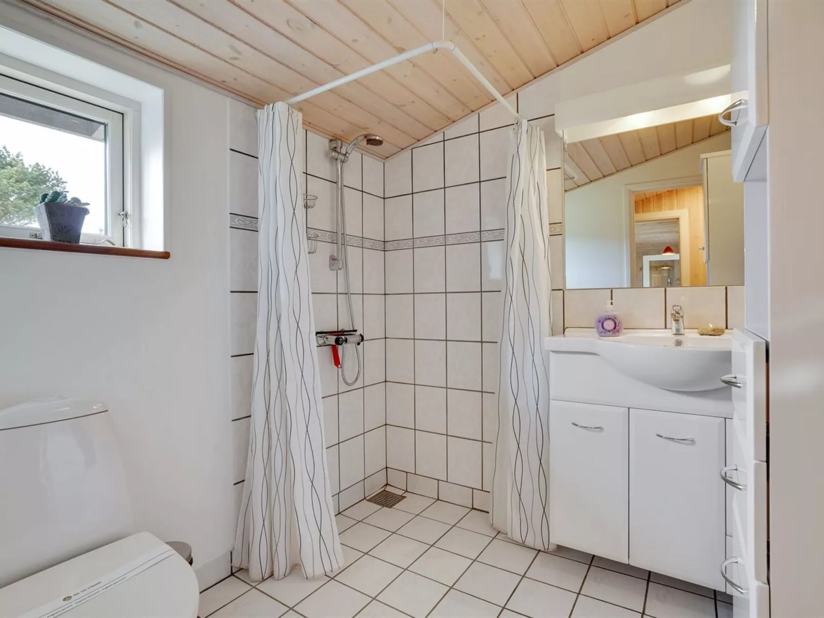 "Hope" - 350m to the fjord-Drinnen