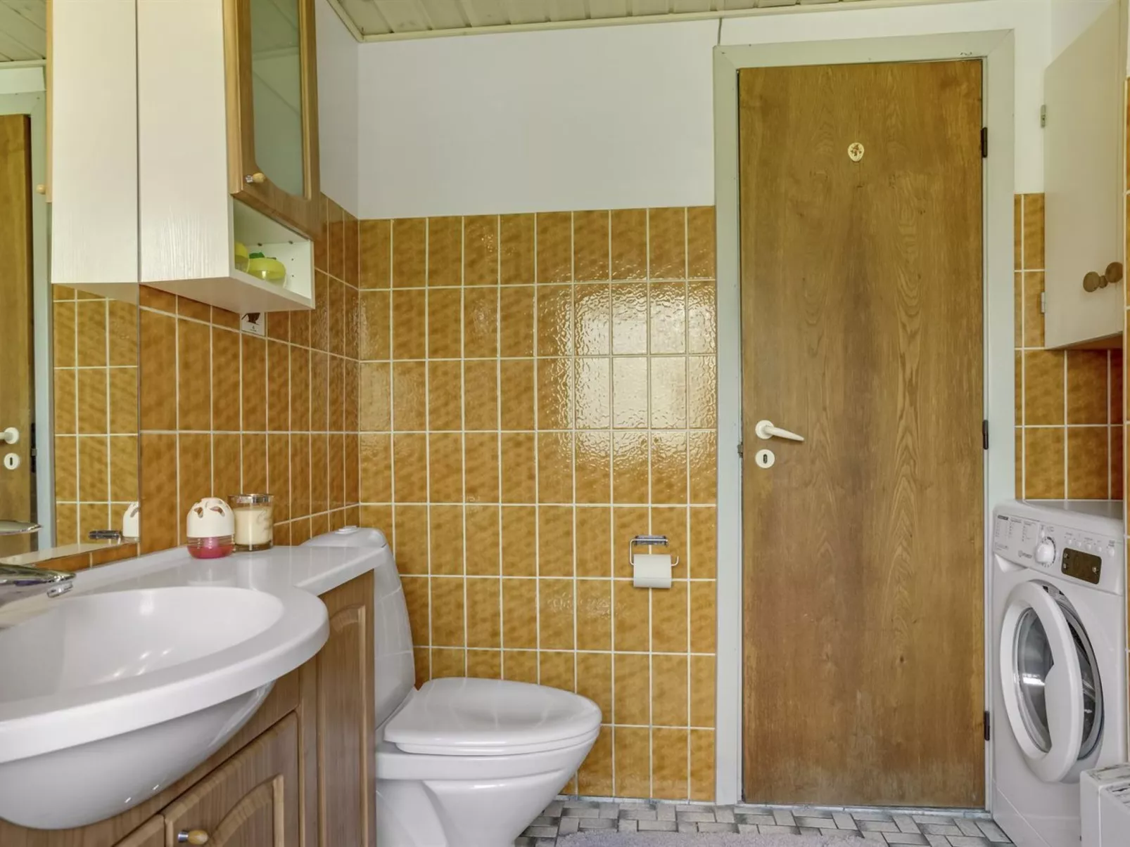 "Yak" - 350m from the sea-Drinnen